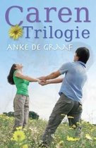 Een vrouw met lang bruin haar en een groen T-shirt, en een man met een blauw T-shirt, houden elkaars hand vast in een veld met bloemen. De titel 'Caren Trilogie' staat bovenaan.