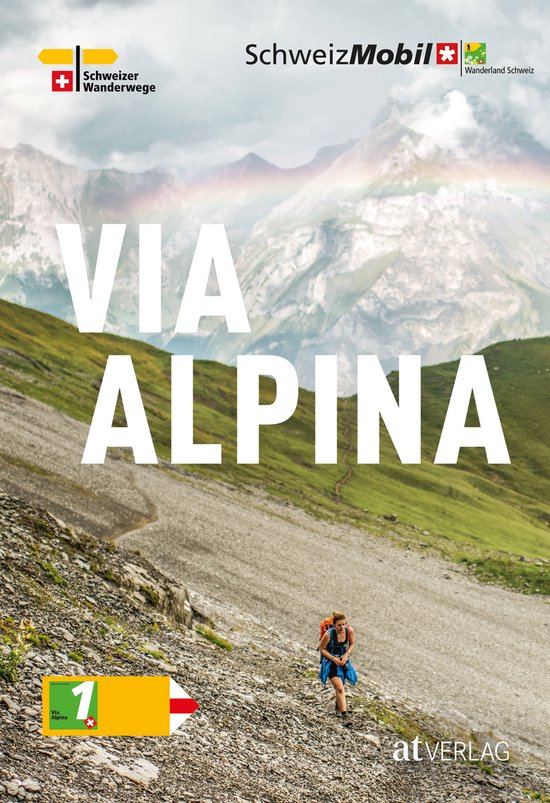 Een vrouw met een rugzak wandelt over een bergpad. De tekst "VIA ALPINA" staat op de voorgrond.