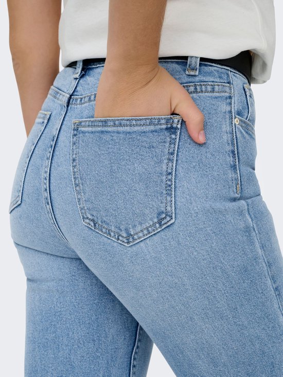 Achterkant van blauwe denim jeans met rechte pijpen en hoge taille.