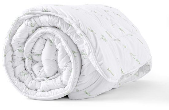 Wit bamboe dekbed, opgerold met groene bamboe-print.