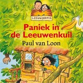 Boekcover 'Paniek in de Leeuwenkuil' door Paul van Loon. Twee kinderen en een pelikaan in een boomhut.