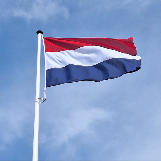Nederlandse vlag in rood, wit en blauw, wapperend aan een witte mast tegen een blauwe lucht met wolken.