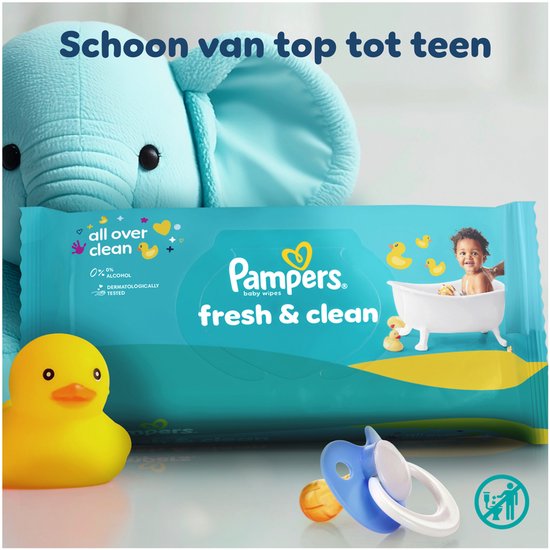 Een pak Pampers Fresh Clean babydoekjes met een afbeelding van een bad met eendjes. Een blauwe olifant en badeendjes liggen ernaast.