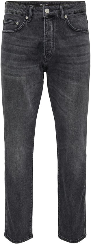 Voorkant van een grijze jeans met knoopsluiting en een lederen patch.