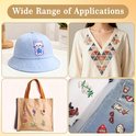 Voorbeelden van toepassingen: lichtblauwe hoed met kat, geborduurde blouse, tas met bloemen en spijkerbroek met patches.
