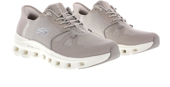 Grijze Skechers Slip-ins sneakers met ademende mesh en witte, schokabsorberende zolen.