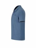 Zijaanzicht van een blauw poloshirt met korte mouwen en knoopsluiting.