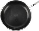 Zilverkleurige koekenpan met honingraatpatroon en metalen handvat, van bovenaf gezien.
