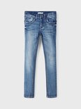 Jongens skinny jeans in medium blue denim, hangend opgehangen.
