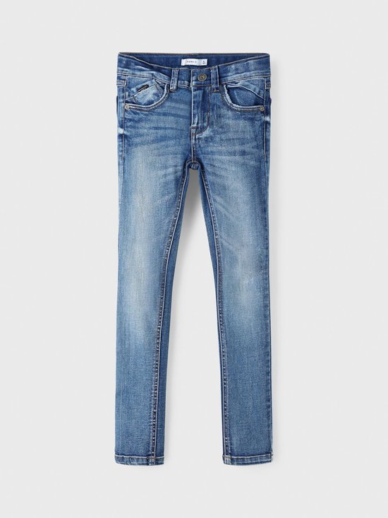 Jongens skinny jeans in medium blue denim, hangend opgehangen.