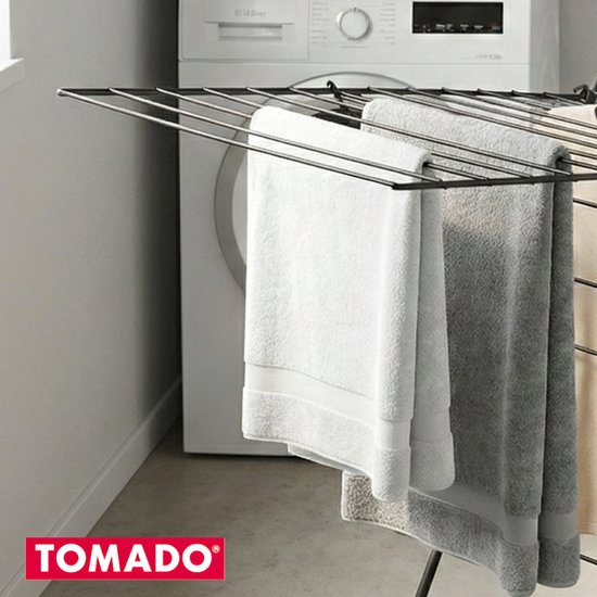 Sèche-linge noir avec serviettes blanches et grises, avec logo Tomado.