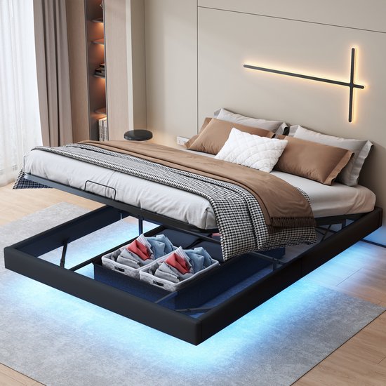 Cadre de lit noir avec sommier relevable, révélant un espace de rangement avec des paniers et un éclairage LED bleu.