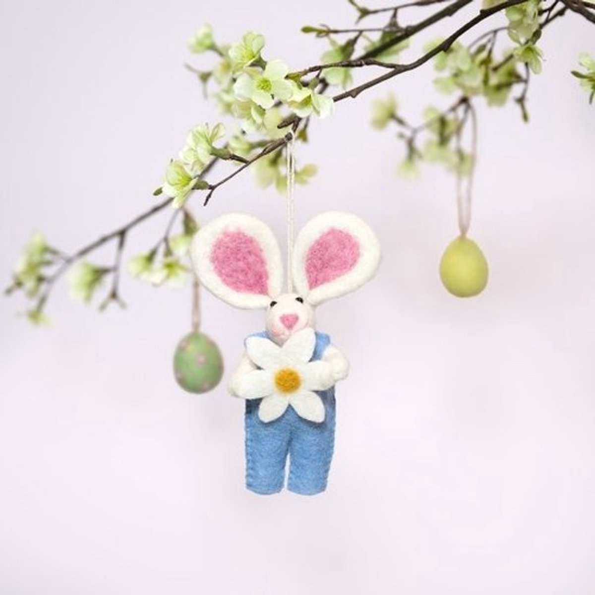 Vilten hanger paashaas met margrietje - blauw