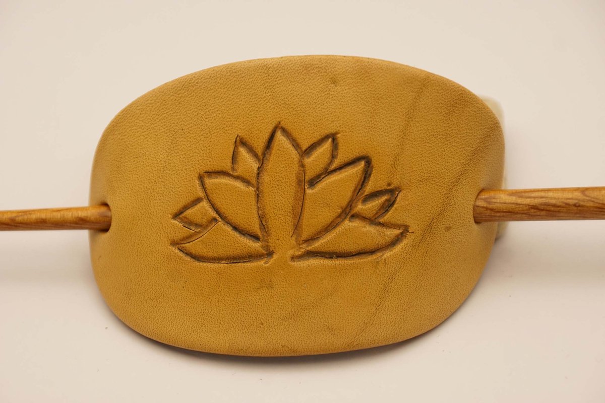 leren haarspeld beige van een lotus bloem - haarspeld waterplant - haarspeld van natuurlijke materiaal - haarspeld waterbloem - haarspeld bloemen - haarspeld natuur - haarspeld voor dik of dun haar - haarspeld voor lang of kort haar