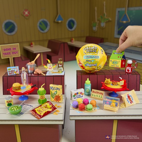 Miniverse SpongeBob miniatuur restaurant opstelling met diverse maaltijden, 'Kelp Shake', 'Kelp Chips' en een 'Krabby Patty'.