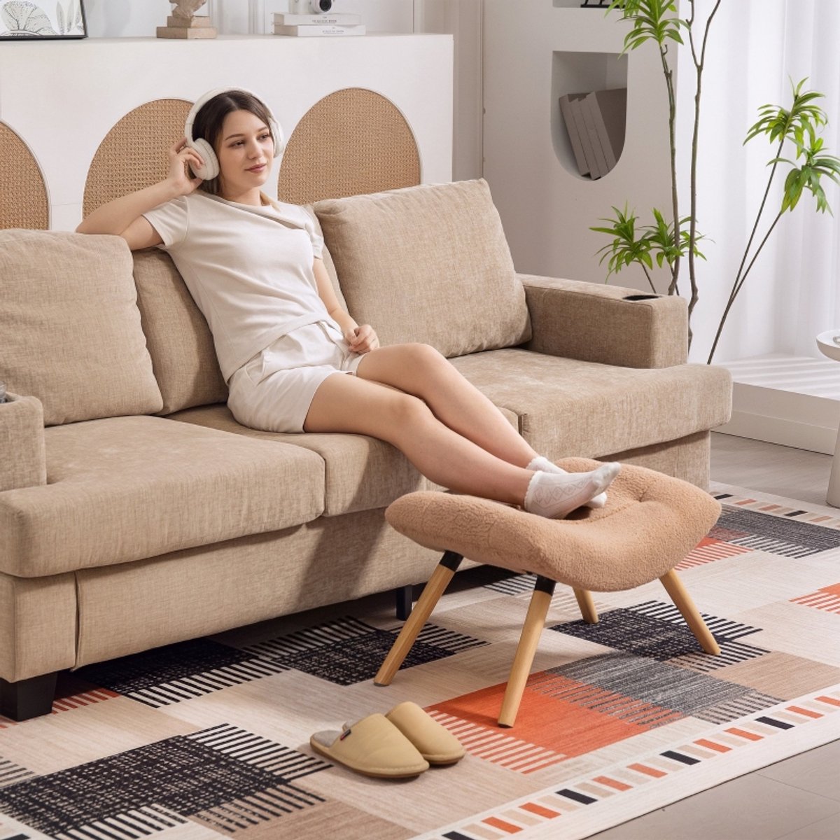 Wishdor Ergonomische Voetenbank (Zadel-Design) - Luxe Bouclé / Teddy Hocker met Houten Poten - Japandi Poef - Beige