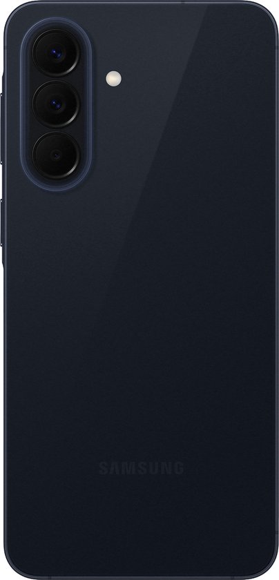 Achterkant van een donkerblauwe Samsung Galaxy A57 5G met een verticale triple camera-opstelling.