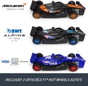 Drie Hot Wheels F1 speelgoedauto's: McLaren F1 Team, BWT Alpine F1 Team en Visa Cash App RB F1 Team.