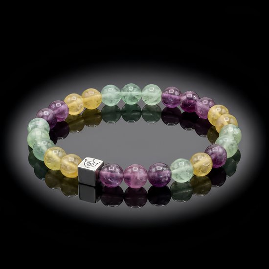 Armband met veelkleurige jaspis kralen in groen, geel en paars, met een zilverkleurige bedel met logo.