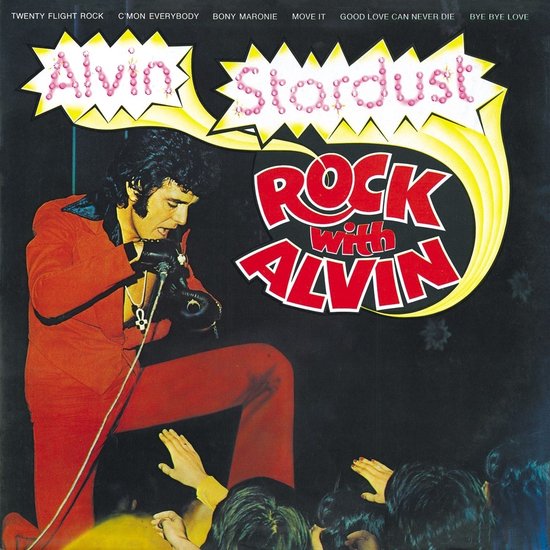 Alvin Stardust in rood pak met microfoon op een podium voor publiek, tekst "Rock with Alvin".