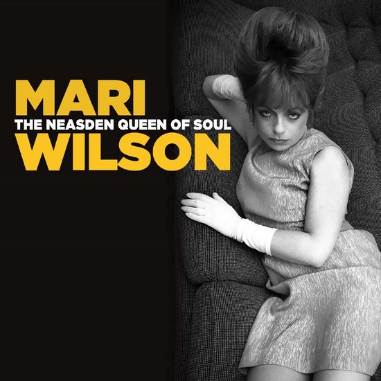 Mari Wilson, The Neasden Queen of Soul, ligt op een bank in een glimmende jurk en witte handschoenen.