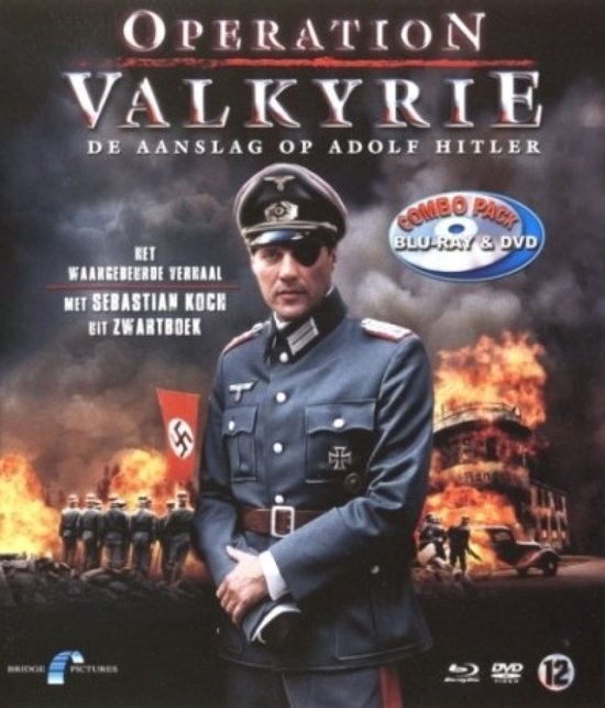 Operation Valkyrie: De aanslag op Adolf Hitler, combo pack Blu-ray & DVD. Een man in militair uniform met ooglapje staat voor brandende gebouwen.