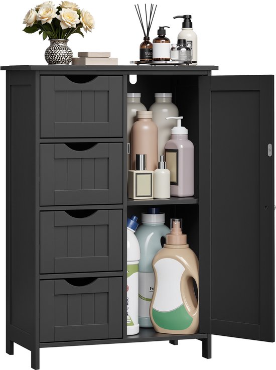 Meuble de salle de bain noir rempli de diverses bouteilles, y compris de détergent et de produits de soins. Un vase de roses et quelques boîtes sont posés sur le dessus.