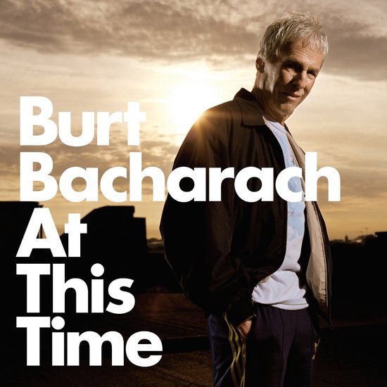 Burt Bacharach op de hoes van "At This Time". Een grijze vinylplaat met een afbeelding van Burt Bacharach.