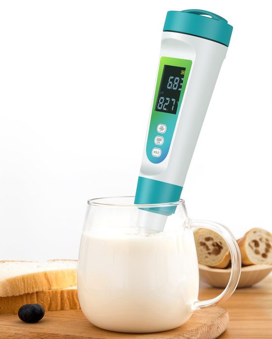 Een witte en turquoise pH-meter met een groen LCD-scherm, in een glas melk. Op de achtergrond brood en een blauwe bes.