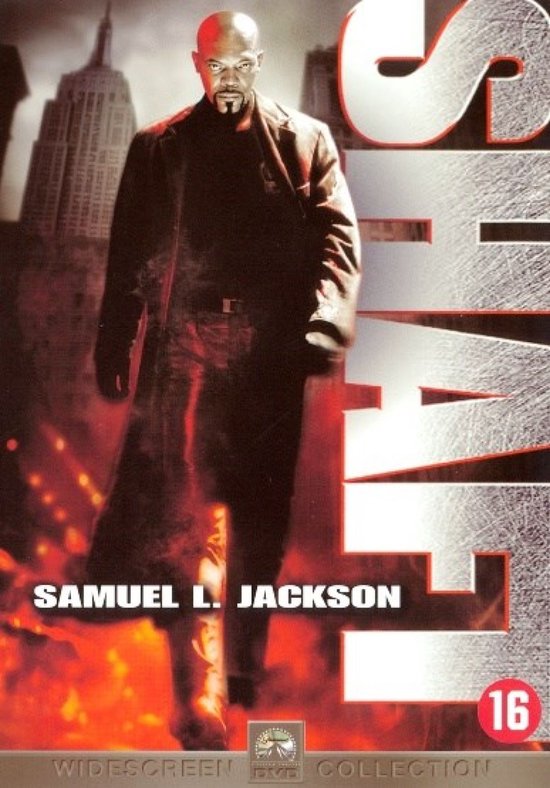 Samuel L. Jackson in de film Shaft. Hij draagt een lange, donkere jas en staat in brandend vuur.