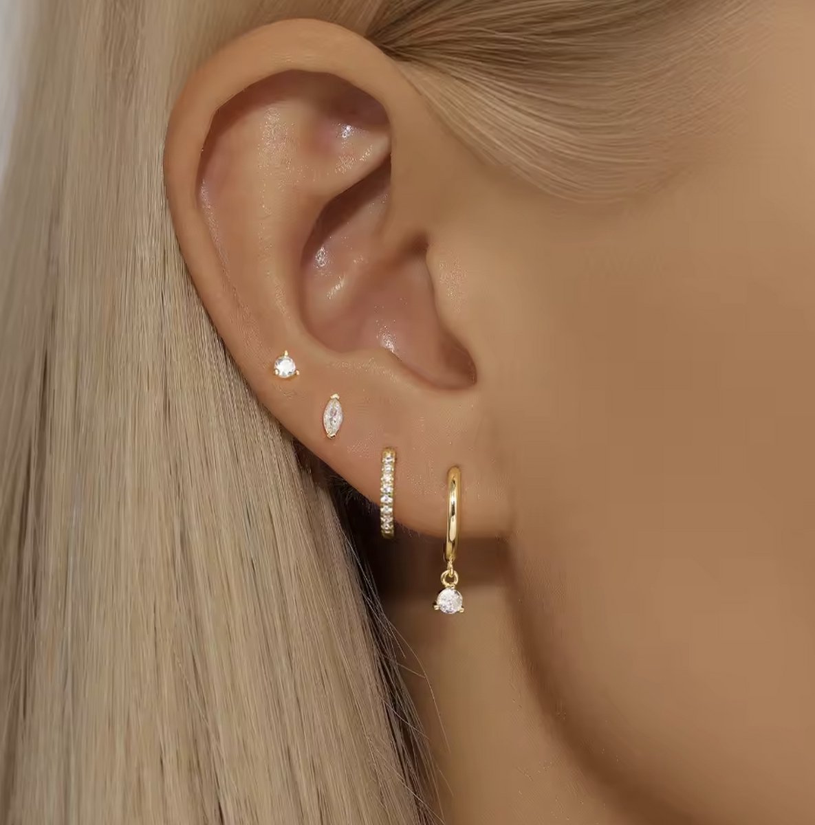 Maevi® Oorbellen Set - 4 Stuks - Kleur: Goud - Hoge Kwaliteit RVS / Stainless Steel - Verkleurt Niet - Oorbellen / Oorhangers / Oorknop - Luxe Set - Incl. Cadeau Verpakking - Earrings - Meerdere Gaatjes - Gouden Oorbellen - Oor Versiering