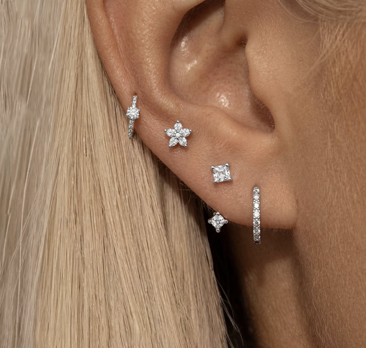 Maevi® Oorbellen Set 4 Stuks - Kleur: Zilver - Hoge Kwaliteit - Oorbellen Set - Meerdere Oorbelgaatjes - Oorbellen / Earrings - Oor Versiering - Luxe Set - Gouden Oorbellen - Meerdere Gaatjes - Incl. Cadeau Verpakking - Oorhangers