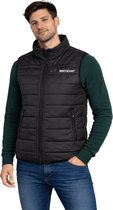 Man met blauwe jeans en donkergroene trui, draagt een zwart gewatteerd BERTSCHAT vest.