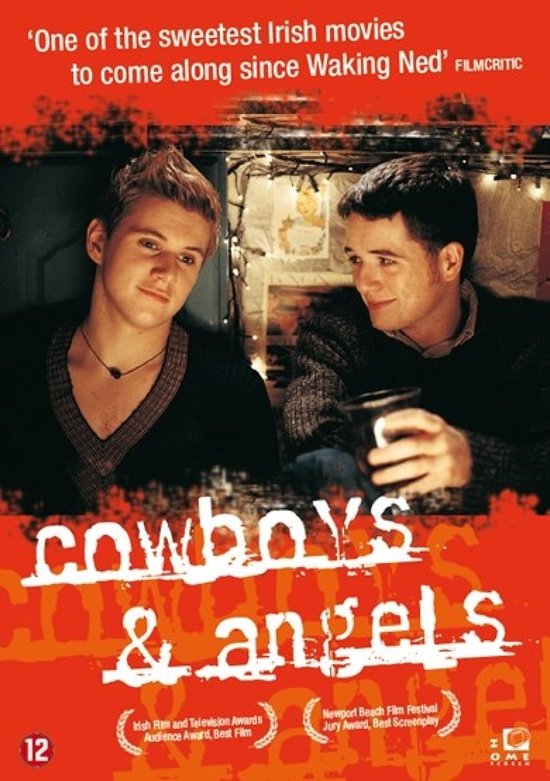 Twee mannen kijken naar de camera, één met een kopje, met 'Cowboys & Angels' en filmrecensies.