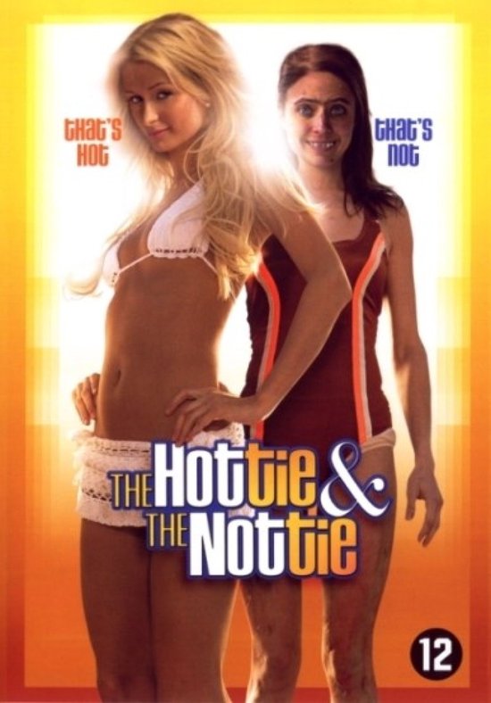 Twee vrouwen, één in witte bikini, ander in donkerrood badpak. De titel 'THE HOTTIE & THE NOTTIE' staat centraal.