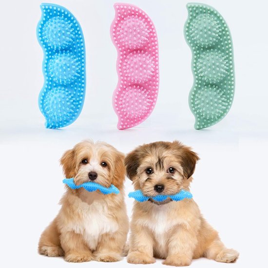 Twee puppy's die kauwen op een blauw hondenbijtspeeltje. Boven hen drie hondenbijtspeeltjes in blauw, roze en groen.