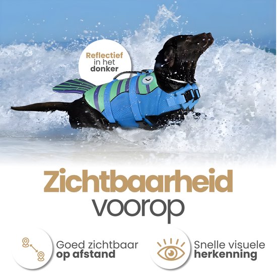 Zwarte labrador in blauw visvormig zwemvest met groene en paarse strepen, zwemmend in de golven.