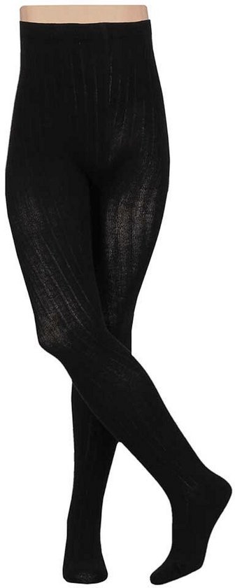Model met zwarte panty's met verticale ribbelpatroon, gedragen over benen.