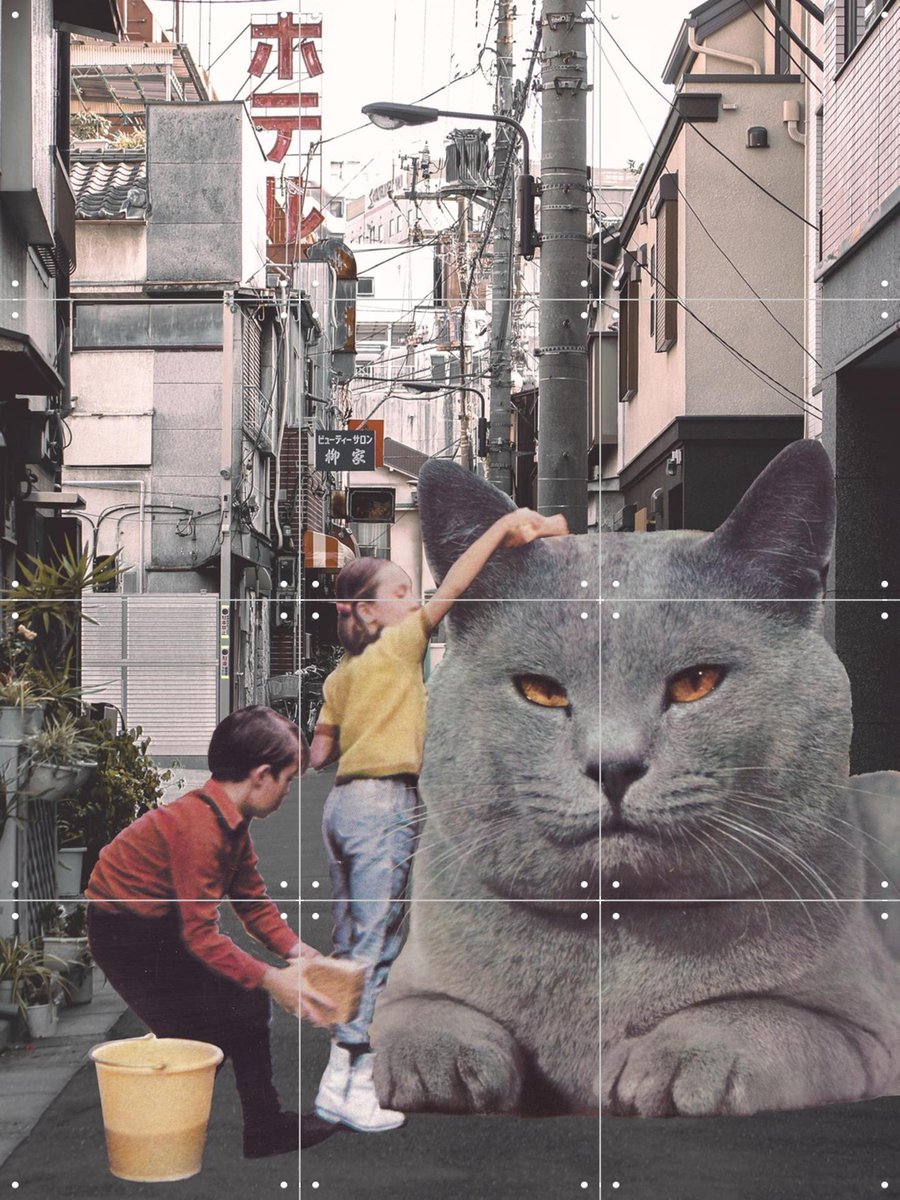 IXXI Children washing a giant cat in Tokyo streets, Florent Bodart - 60 x 80 cm - Gratis ophangtool - Grote wanddecoratie en posters - Grafisch