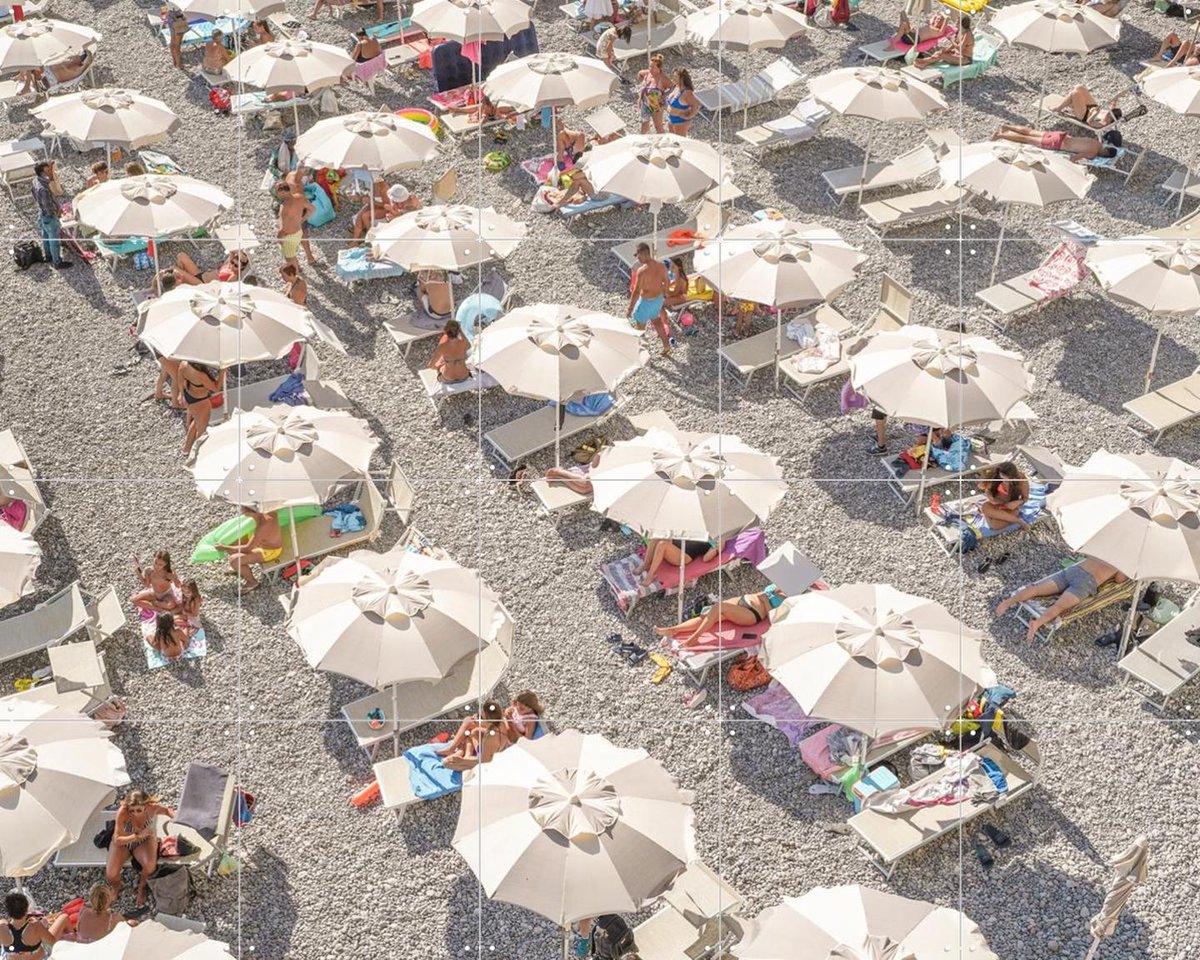IXXI Amalfi Beach Umbrellas, Henrike Schenk - 100 x 80 cm - Gratis ophangtool - Grote wanddecoratie en posters - Fotografie, Slaapkamer, Woonkamer