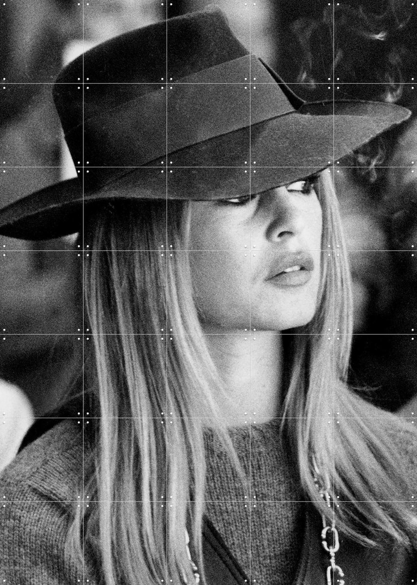 IXXI Brigitte Bardot at Micmac Fashion Show, Bridgeman Images - 100 x 140 cm - Gratis ophangtool - Grote wanddecoratie en posters - Fotografie