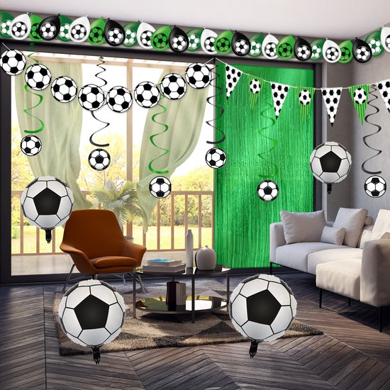 Feestelijke woonkamerdecoratie met ballonnen, slingers en spiraaldecoraties in voetbalthema.