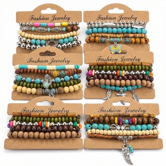 Quatre ensembles de bracelets pour femmes avec des perles en bois, des turquoises, des éléments argentés, des papillons et des plumes.
