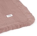 Detail van lichtroze mousseline stof met wafelpatroon en franjes.