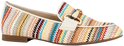 Zijaanzicht van een beige instapper met veelkleurig zigzaggend patroon, gouden gesp en beige accenten.