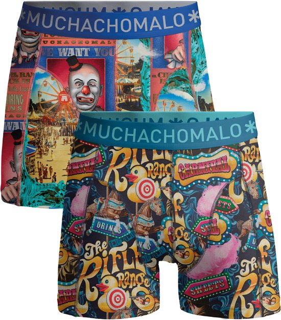 Muchachomalo boxershorts met circusthema. Een met een clown en kermisattracties, de ander met eendjes, draaimolen en kermisdecoraties. Elastische band met logo.