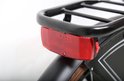 Rode fietsreflector op een zwart fietsspatbord.