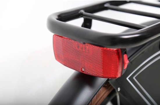 Rode fietsreflector op een zwart fietsspatbord.