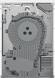 Bovenaanzicht van de onderkant van een witte wasdroger met een cirkelvormig mechanisme met perforaties.