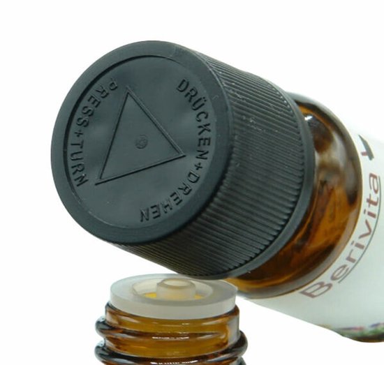 Detailopname van de druppeldop van een fles BeriVita Neroli Olie met de tekst "PRESS+TURN DRÜCKEN+DREHEN".